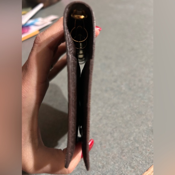 LOUIS VUITTON
Damier Ebene Small Ring Agenda Cover - Picture 4 of 8